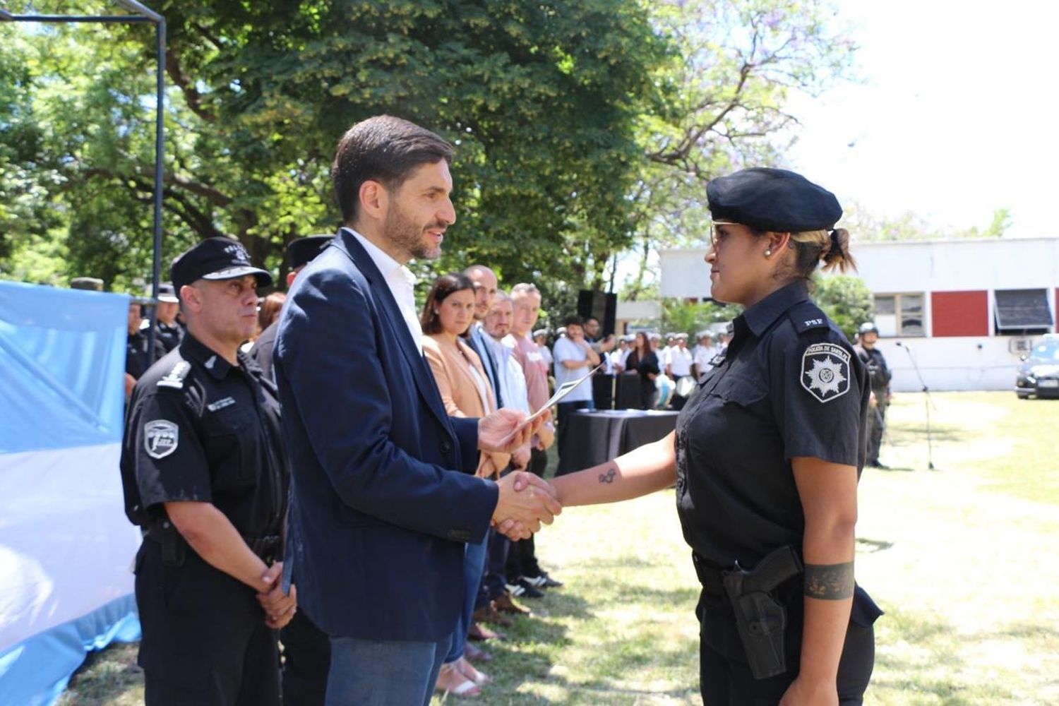 El gobernador encabezó este sábado el acto de entrega de 96 distinciones a personal policial de la Unidad Regional II de Policía de Rosario. Foto: GSF