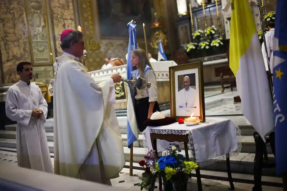 García Cuerva, junto a una imagen del Papa Francisco, luego de su fallecimiento (REUTERS/Agustin Marcarian).
