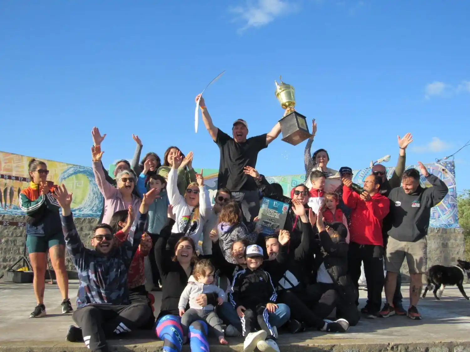 Gran festejo de Facundo López de Ipiña junto a sus afectos, en el anfiteatro de Reta - Foto gentileza de Ilusión de Pescar