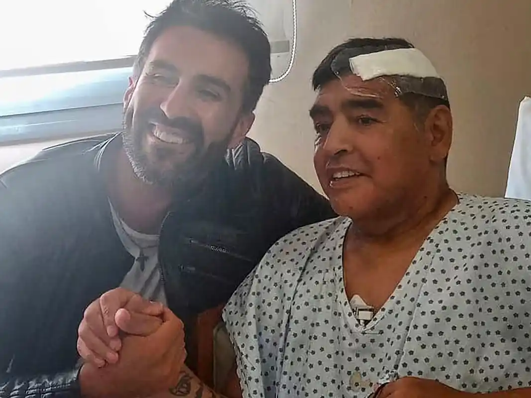 El neurocirujano Leopoldo Luque y Diego Maradona, después de la operación del hematoma subdural