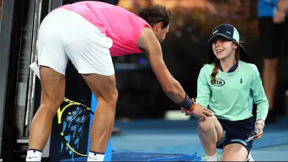 El gesto de Rafa Nadal en el Abierto de Australia con una niña alcanzapelotas