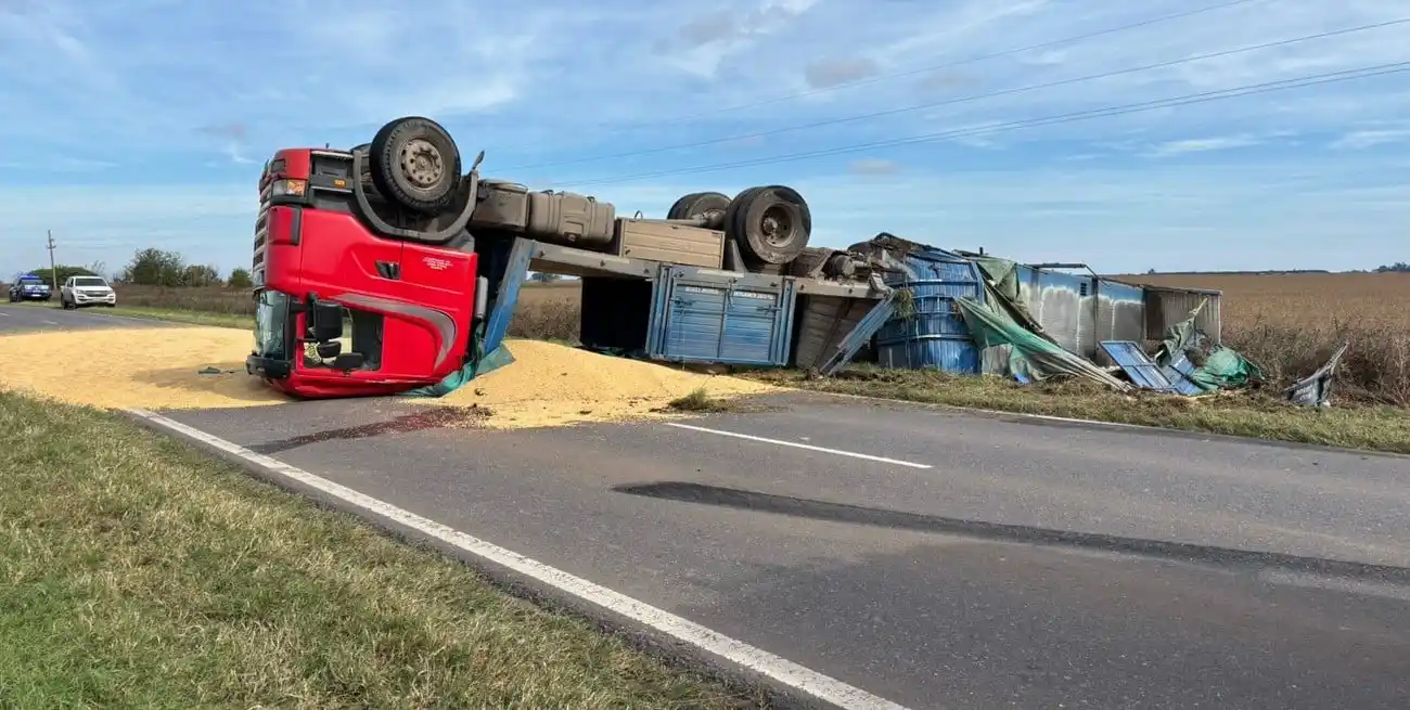 Un camión cargado de soja volcó en plena Ruta 13: el conductor terminó lesionado