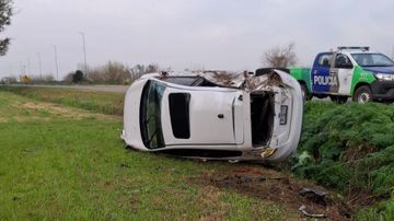 Accidente en la Ruta 188: volcó un auto y su conductor fue hospitalizado en San Nicolás