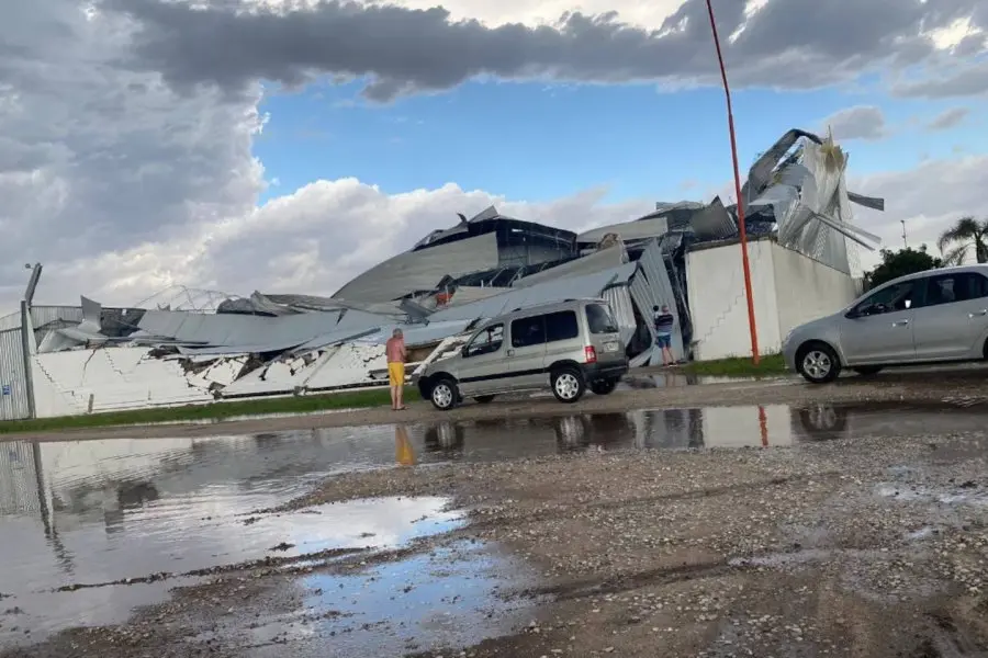 El temporal arrasó una pequeña localidad de Córdoba: voló casas, techos y árboles