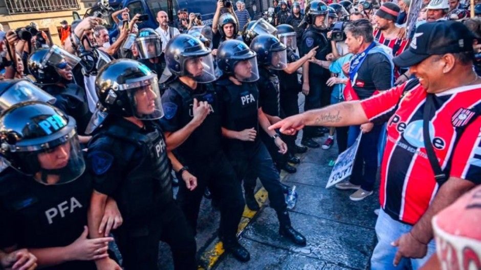 Hinchas de fútbol se pliegan a la tradicional marcha de los miércoles de los jubilados en reclamo de mejora en sus haberes.