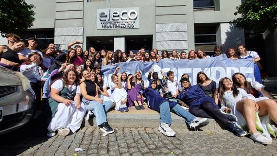 Con copa en mano, Merakidios festejó en la puerta de El Eco
