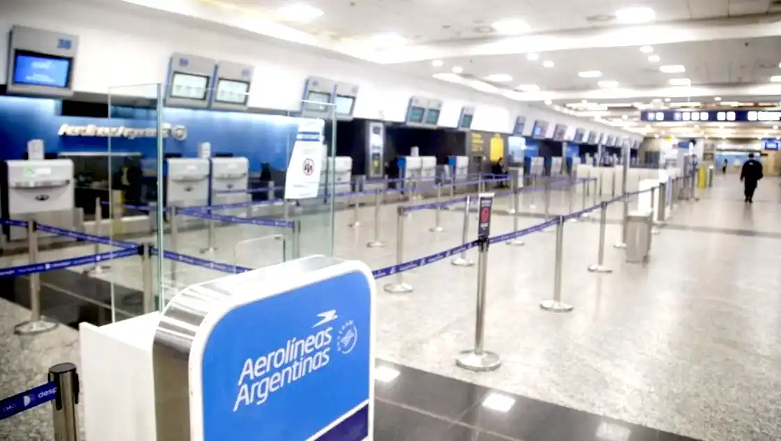 Sin aviones: anuncian un paro de pilotos y aeronavegantes para el viernes