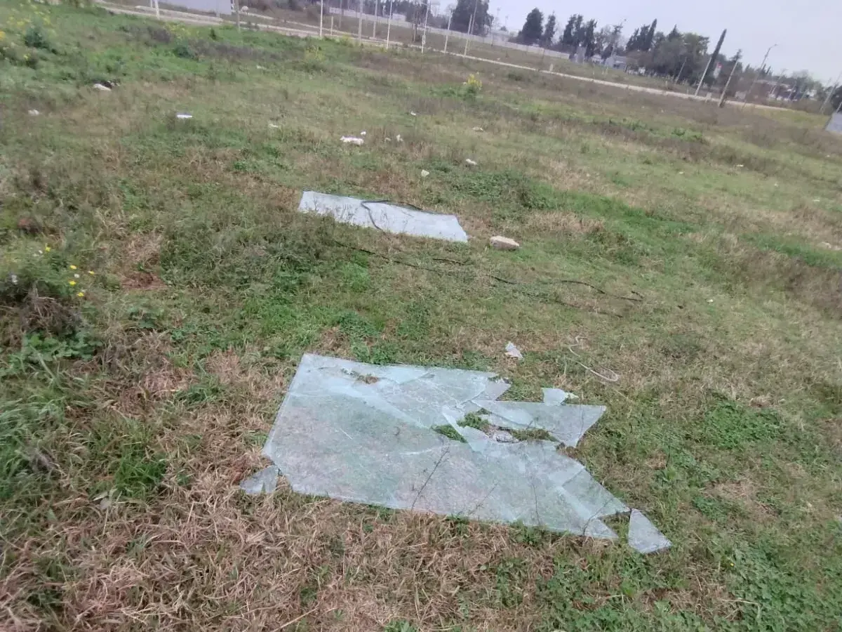 Los vidrios rotos fueron hallados en un campo lindero a la obra.