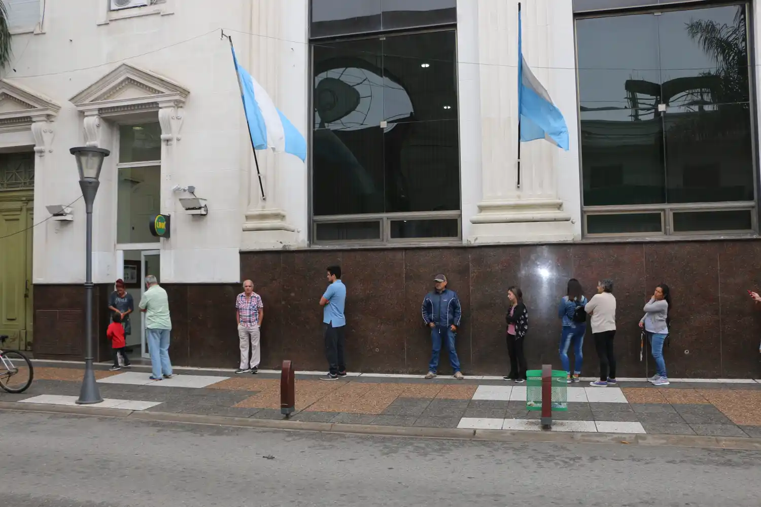 No habrá atención al público en los bancos