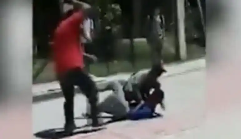 Docente los separó a cintazos a dos alumnos se peleaban
