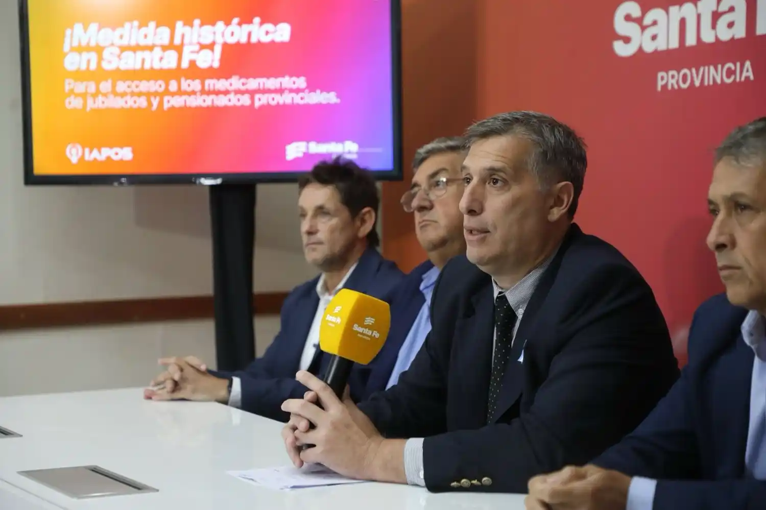El ministro de Economía, Pablo Olivares, encabezó la conferencia de prensa.