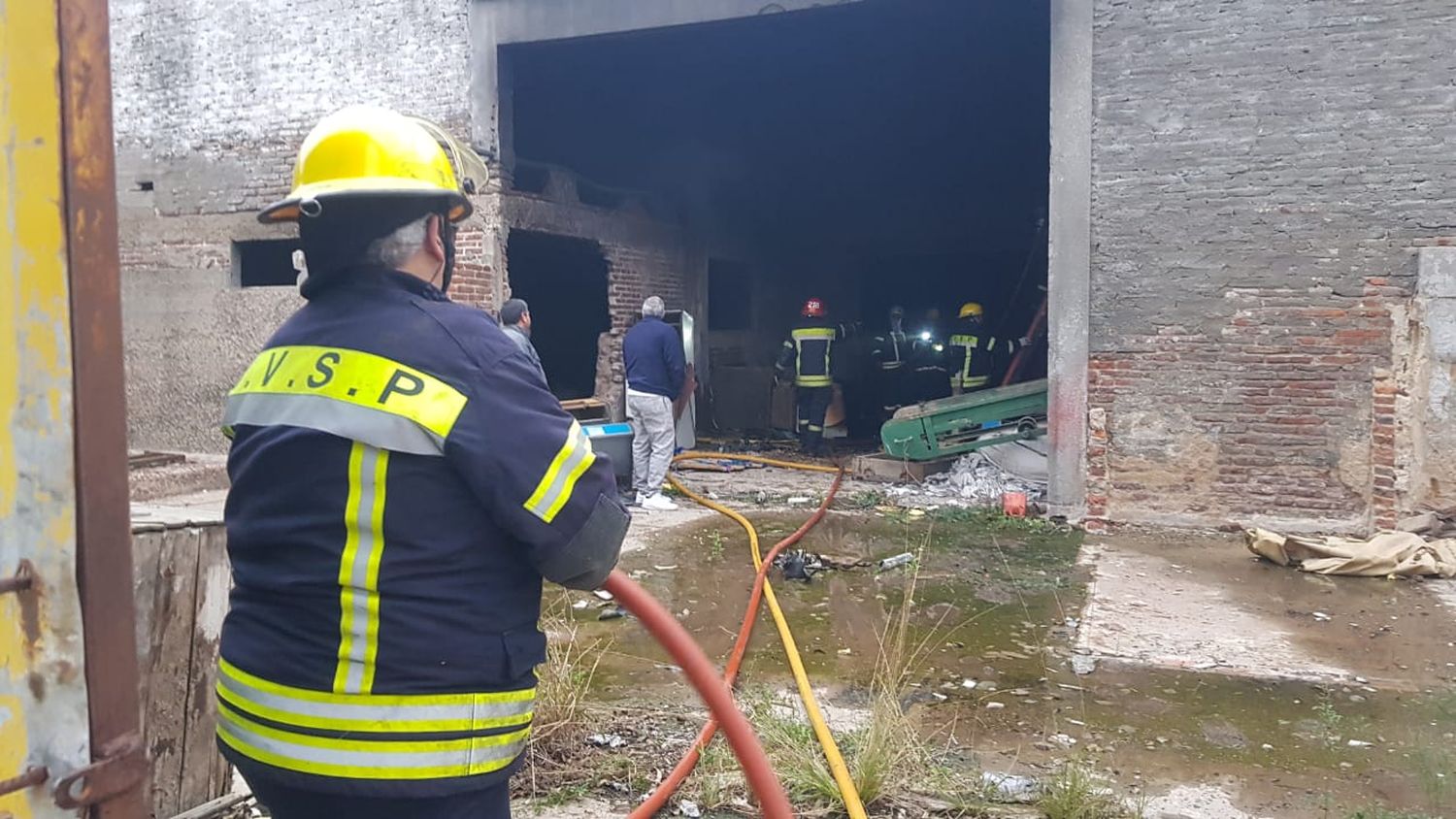 Dos dotaciones de bomberos intervinieron en el incendio de un depósito