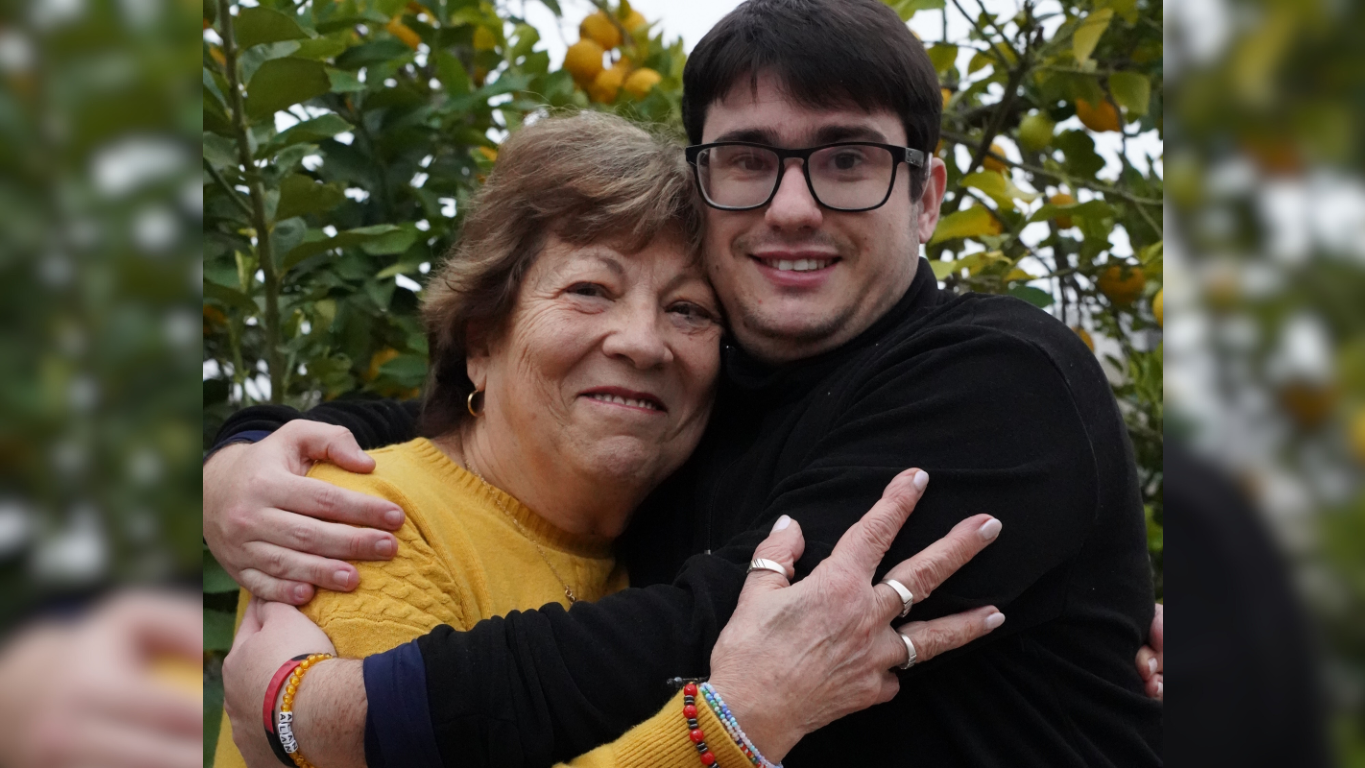 Una abuela y un lazo eterno: la historia de Esmeralda y Alan en el Día del Abuelo.