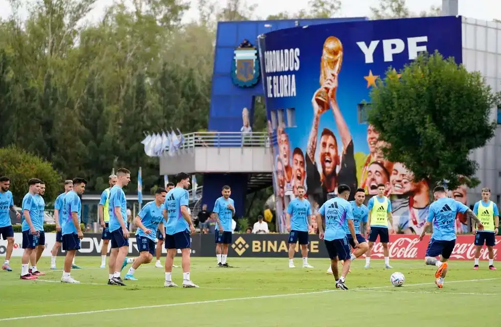 Demoran a una persona que se coló en el predio de AFA a sacarse fotos con los campeones del mundo
