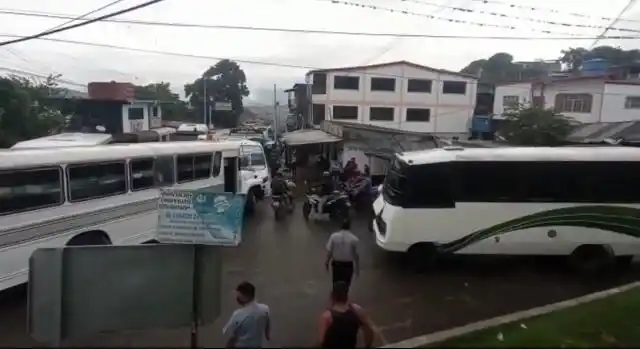 ¡PROTESTAS DE TRANSPORTISTAS! Cierran paso a la frontera con Colombia