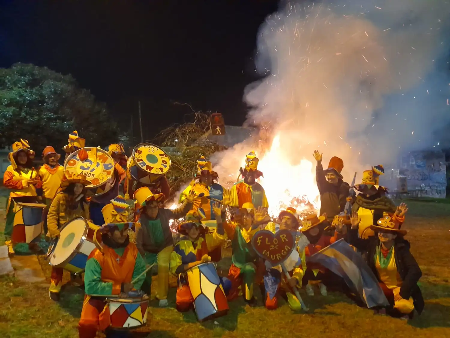 Flor de Murga posando junto al fuego.