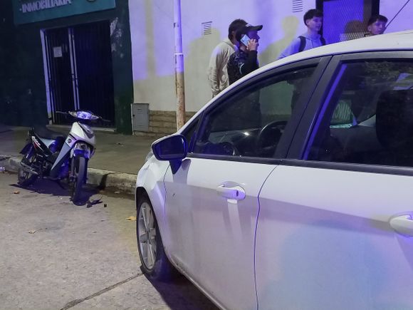 Accidente entre una moto y un auto: una persona trasladada al Hospital