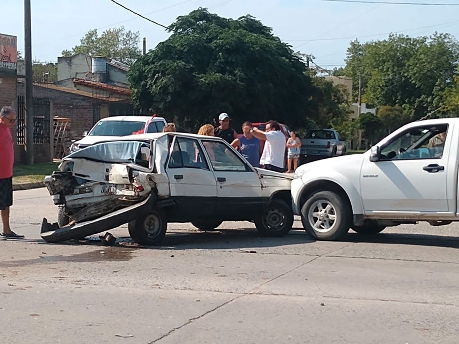 Conductora de un auto sufrió heridas en una triple colisión