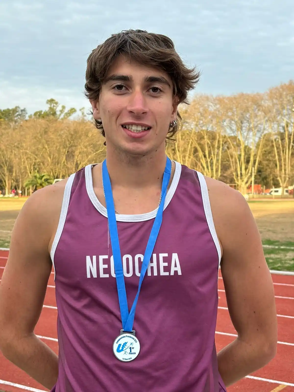 Marchetti posa con su medalla de primer puesto a nivel provincial