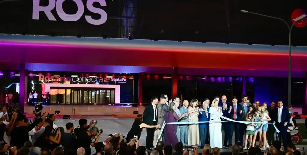 El gobernador Maximiliano Pullaro  y el ex gobernador Omar Perotti en el corte de cintas