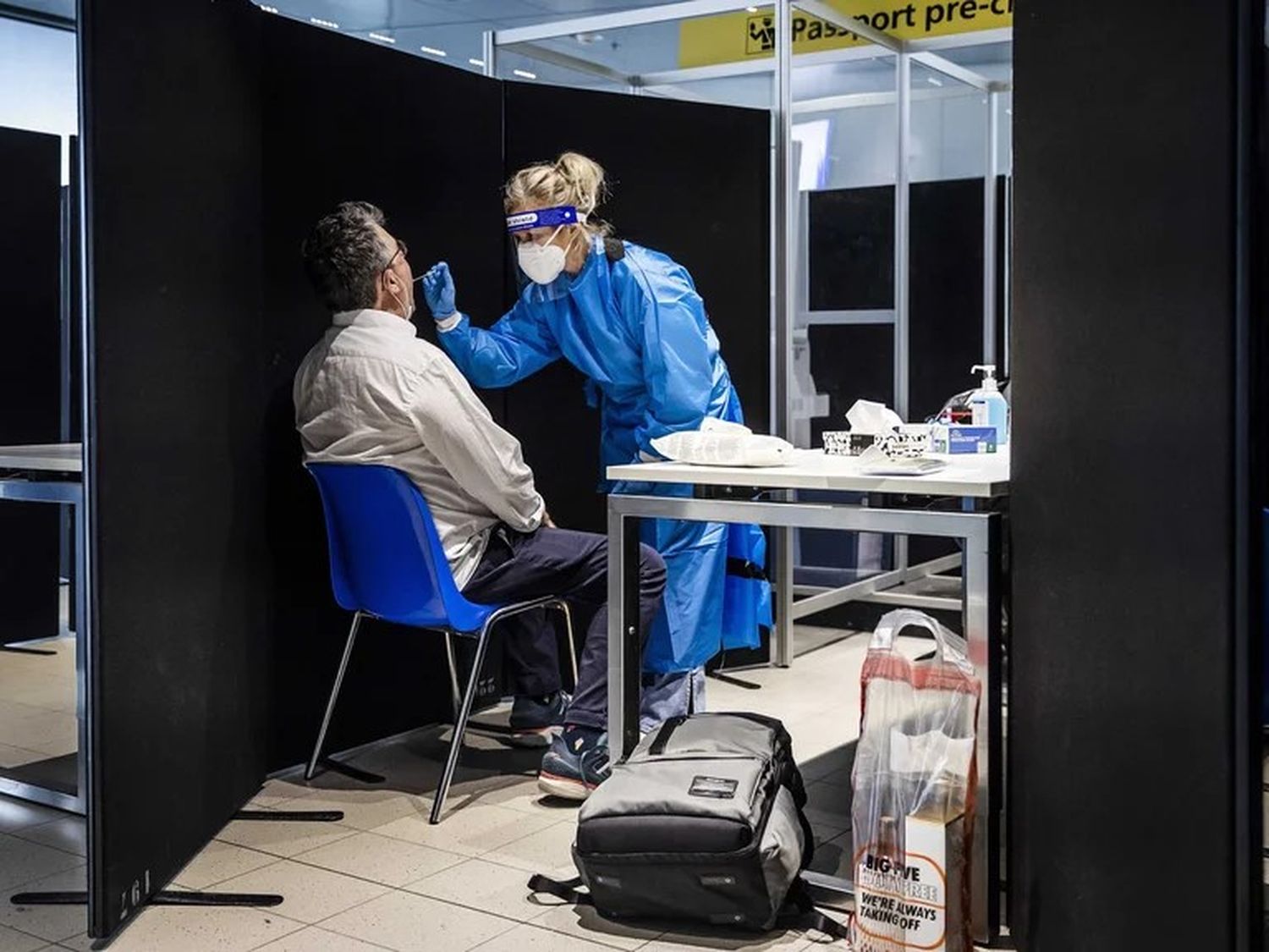 Expertos comparan a la variante Ómicron con el sarampión