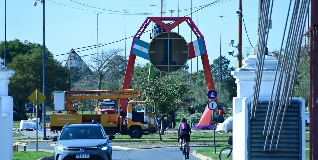 El pórtico comenzó a instalarse en la Costanera Este de la ciudad de Santa Fe.
