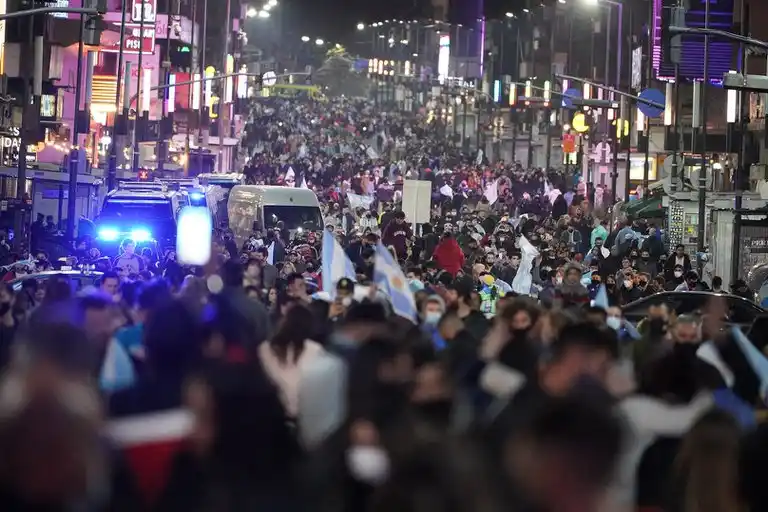 Daniel Gollan cuestionó los festejos en el Obelisco: “No son las imágenes que nos gustan”