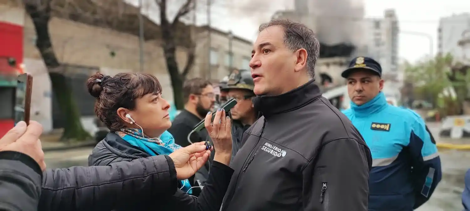 "No sabemos qué lo causó": Alonso confirmó que investigarán el incendio y derrumbe que sacudió el centro de La Plata