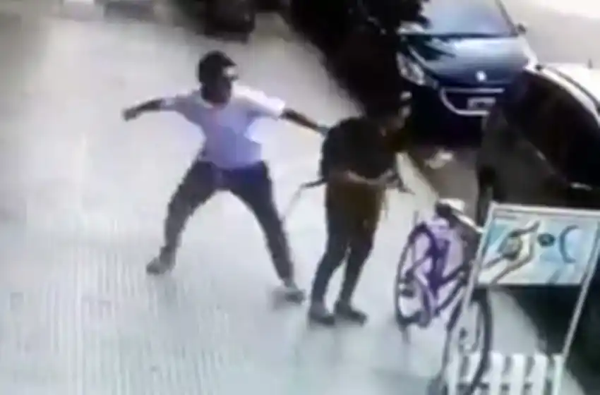 Pasó caminando y noqueó a una mujer sin mediar palabra