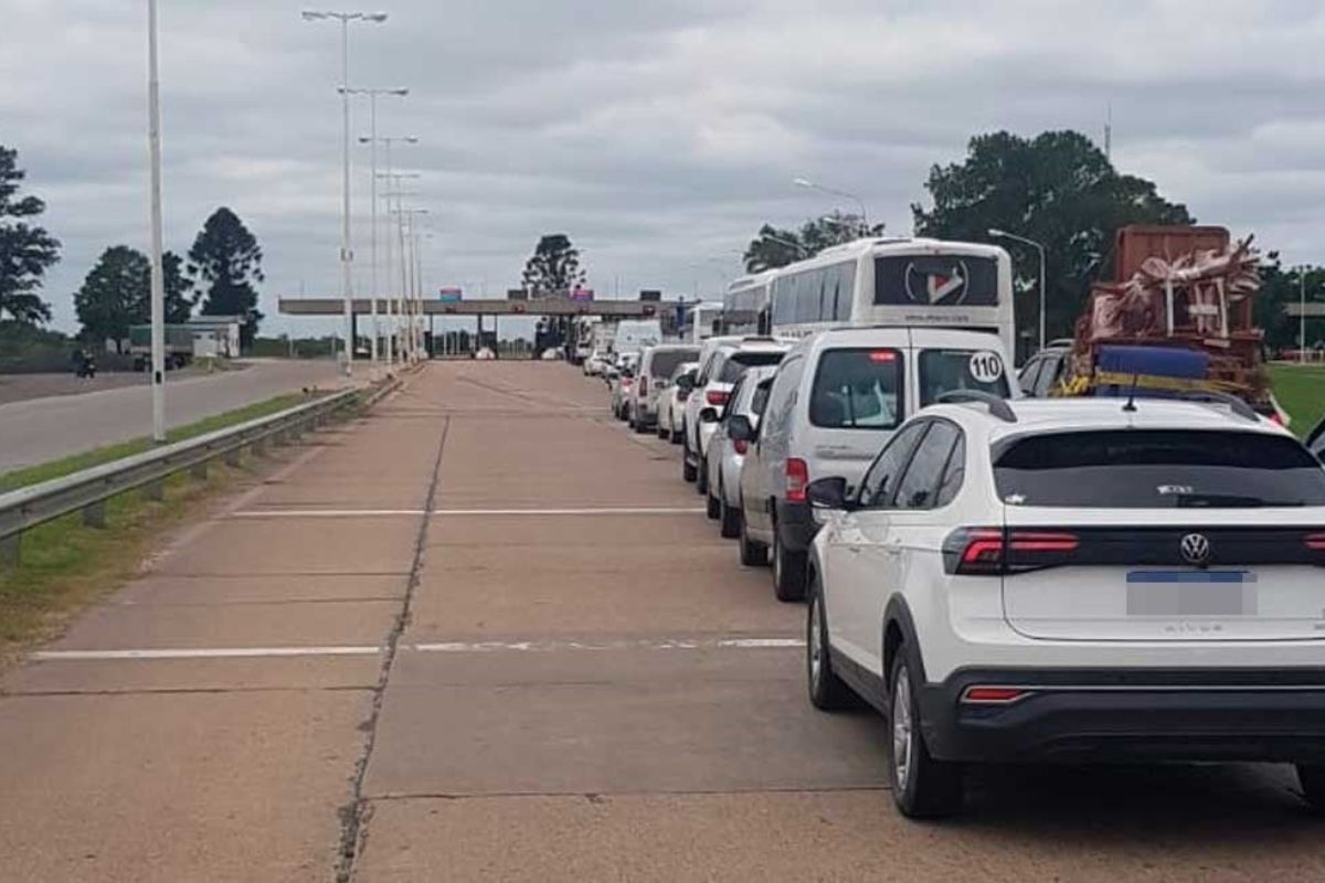 Larga fila de vehículos se formó en las entradas al túnel.