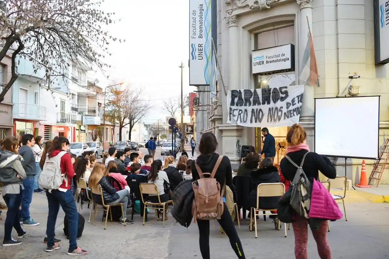 Clase pública de la UNER para protestar contra el recorte educativo