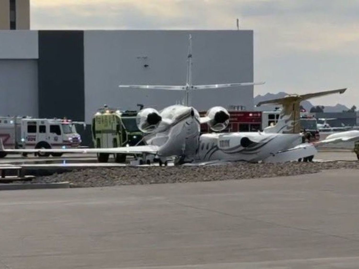 Al menos un muerto y varios heridos dio como resultado el choque de dos aeronaves en la pista de aterrizaje.