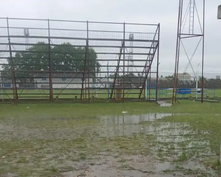 El Estadio Municipal, escenario de la competencia, con mucha agua por el temporal de este sábado
