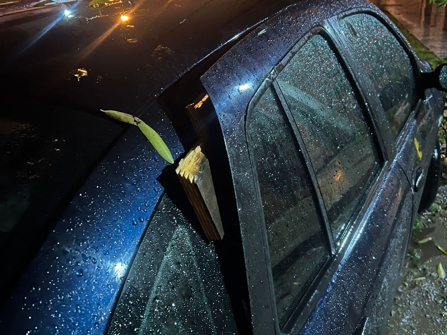 Intentaron forzar un auto con una madera: fueron sorprendidos por la policía