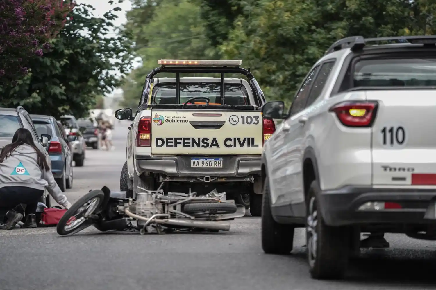 La moto tirada, en 54 y 61
