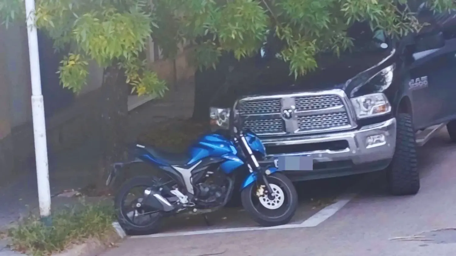 Los cajones para motos ocupados por automóviles