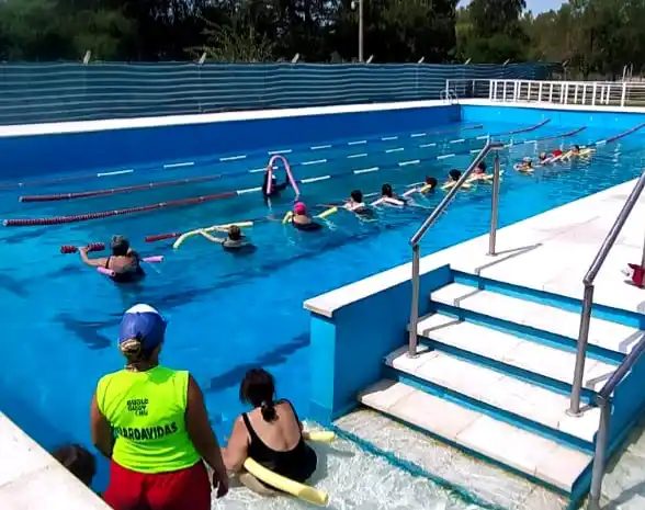 La Caja de Jubilaciones pone en marcha la Escuela de Natación para las y los hijos de municipales