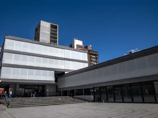 El Centro Cultural Fontanarrosa reabrirá en la Feria del Libro.