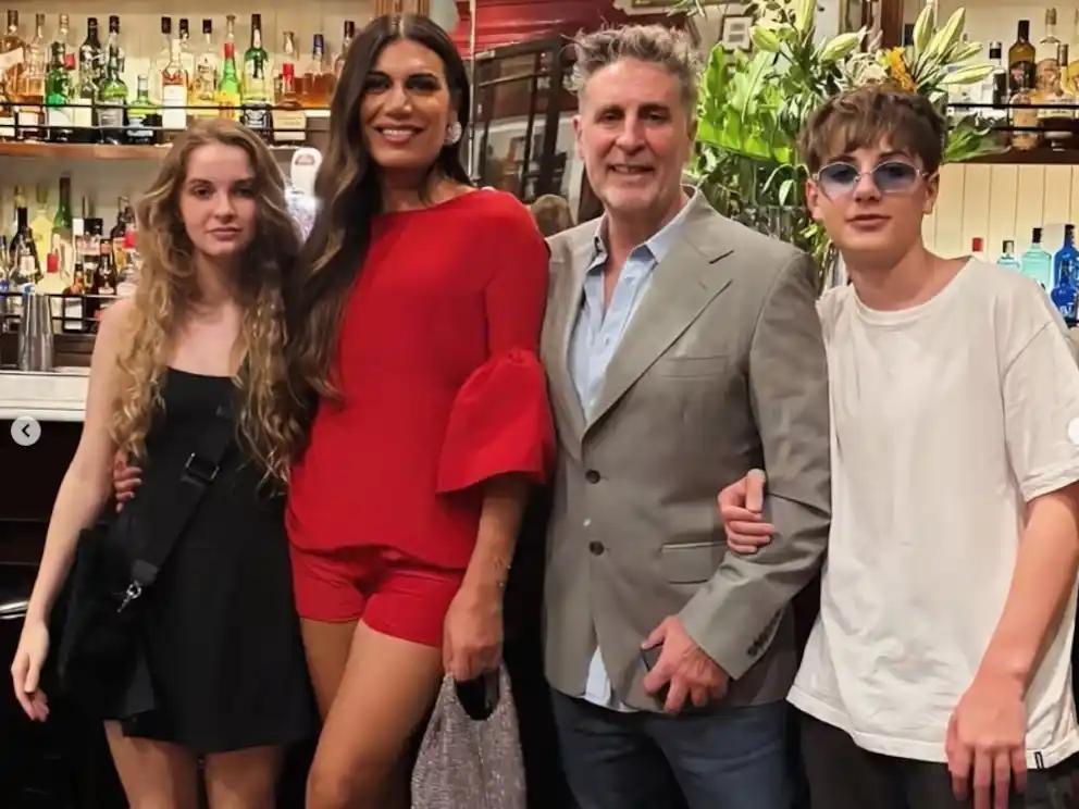 Florencia de la V eligió un vestido rojo intenso para su celebración y afirmó que los colores en su vestuario son una declaración de energía