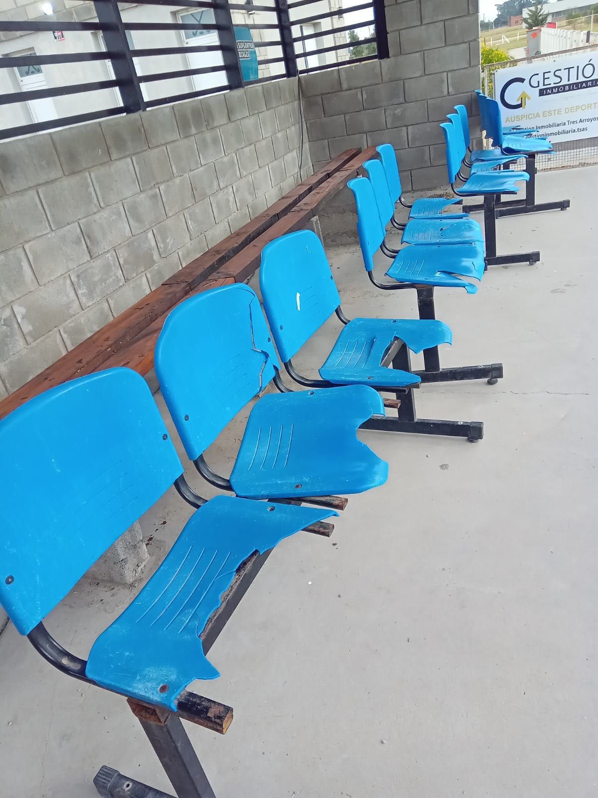 Recambio de bancos en la cancha de hockey municipal