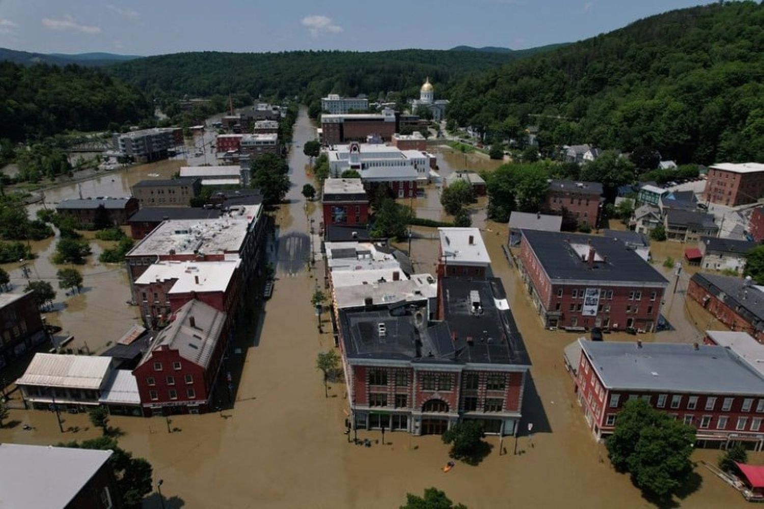 Las calles están inundadas por las recientes tormentas de lluvia en Montpelier, Vermont, EE. UU., 11 de julio de 2023. Foto: Reuters