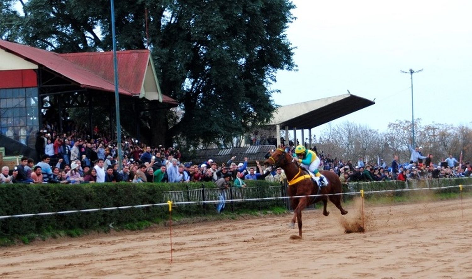 Sharper se impuso en el clásico Aniversario del Jockey Club