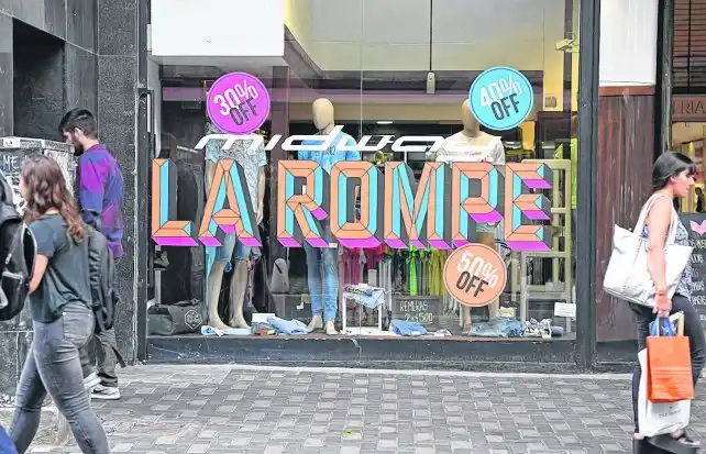 El centro rosarino ya está plagado de rebajas