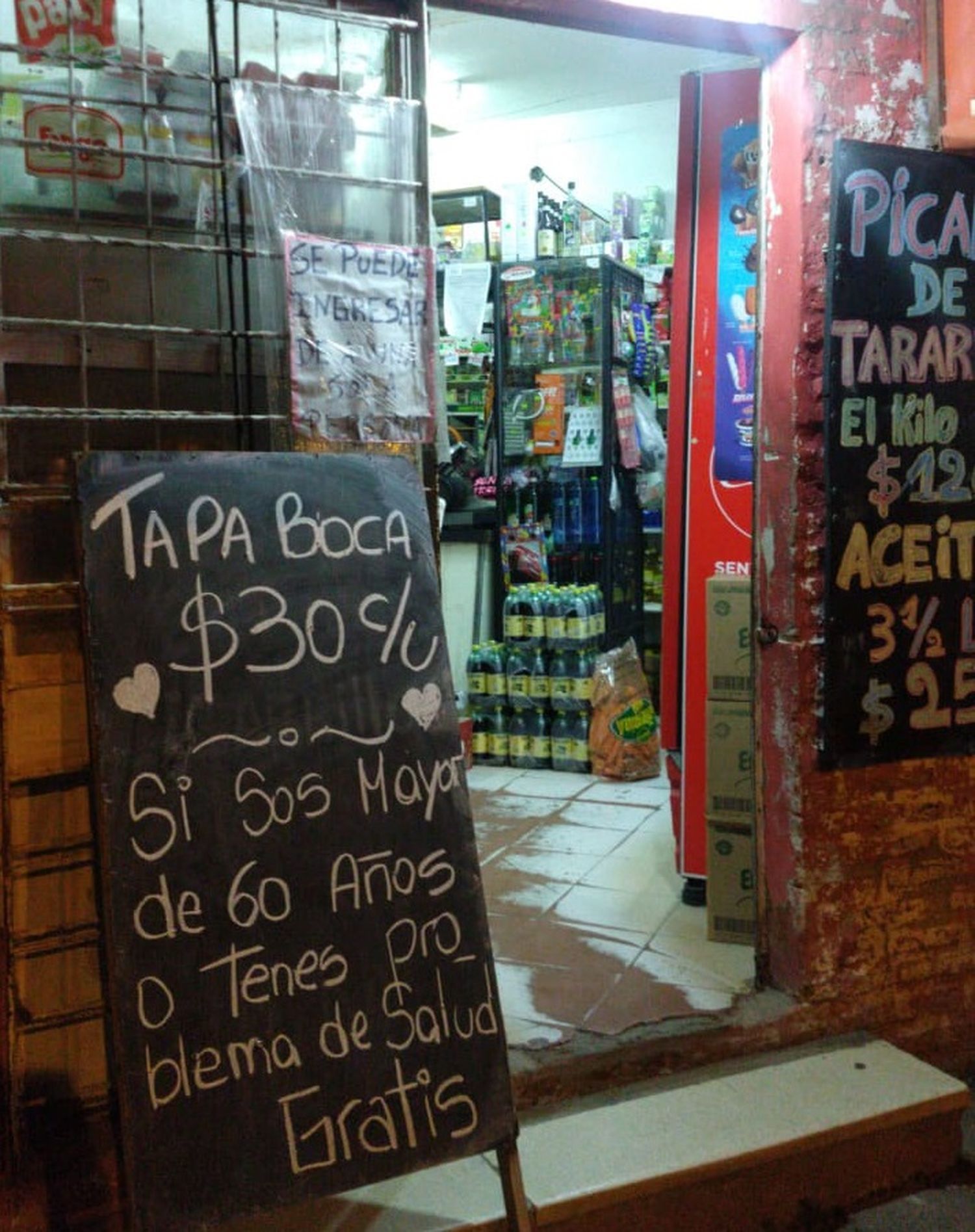 Venden tapaboca a precio de costo y se los regalan a los adultos mayores
