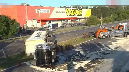 Corte total en Panamericana por el vuelco de un camión en el ramal Campana