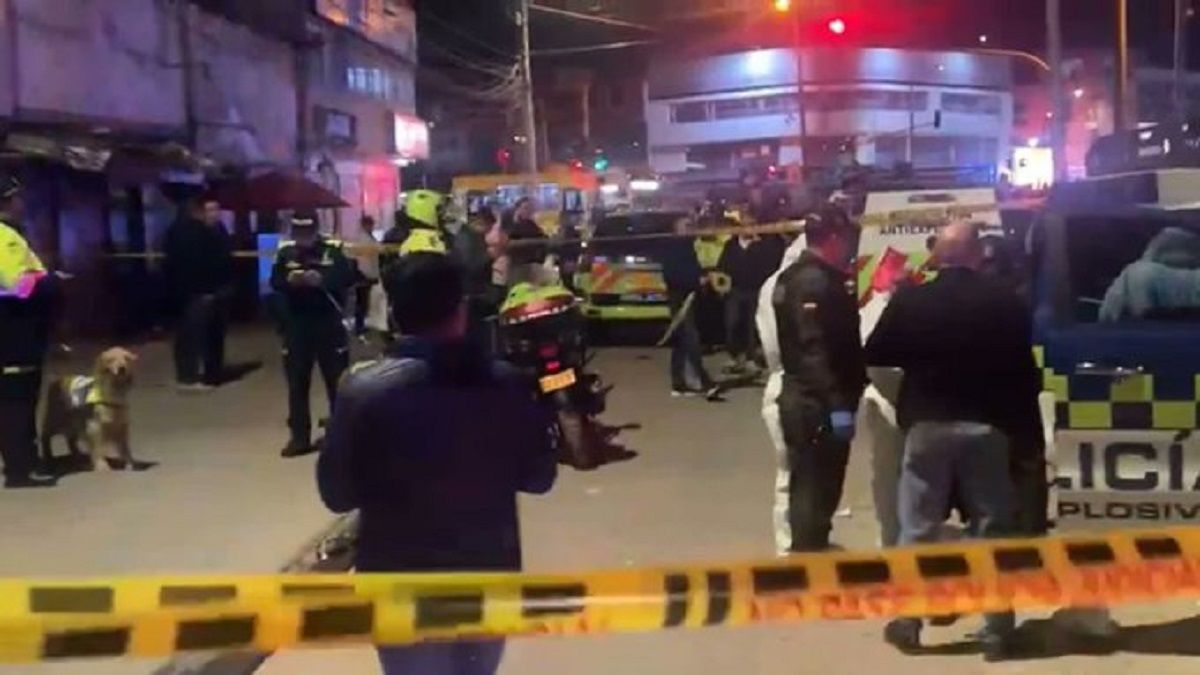 Explosión de granada frente a estación de policía en Bogotá deja diez heridos