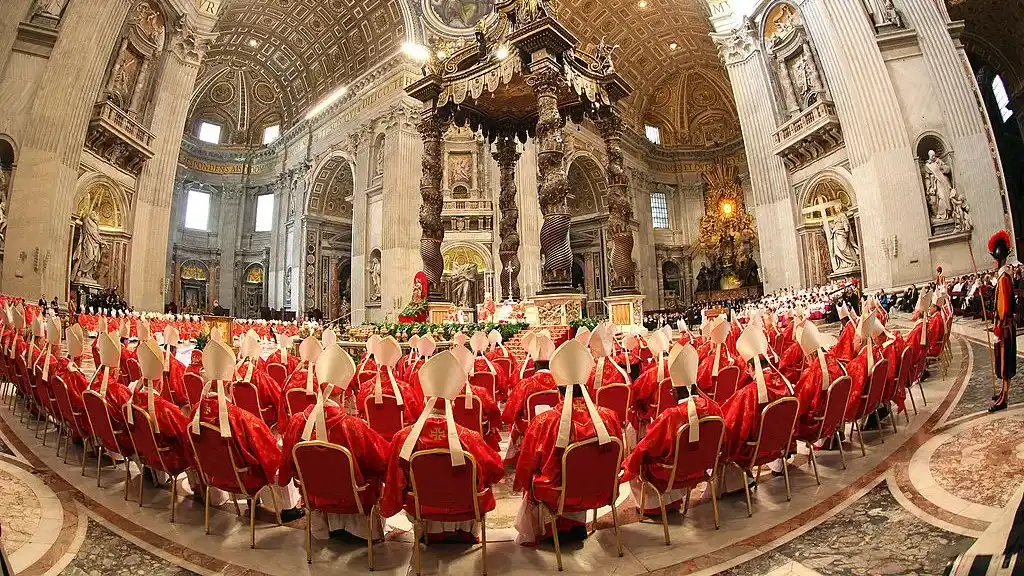 Una fotografía de los cardenales reunidos en 2013 antes de ingresar al cónclave que elegiría después al papa Francisco
