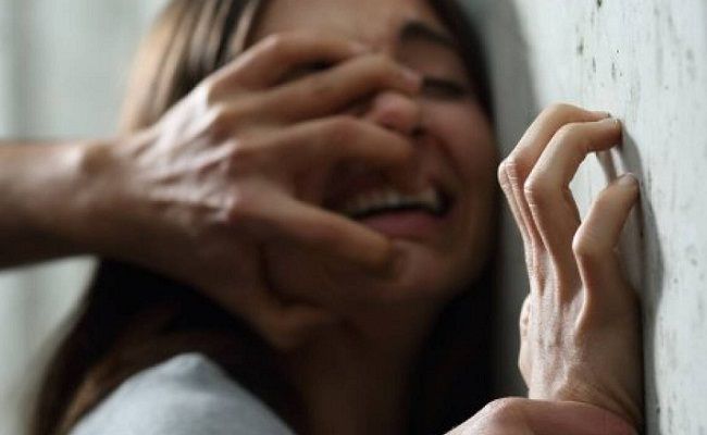 Debió fingir su propia muerte para que su pareja dejara de golpearla