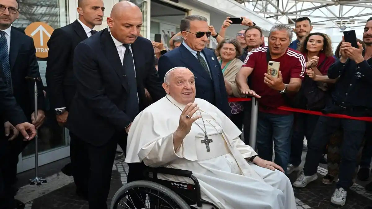 ¡»TODAVÍA VIVO»! EL PAPA FRANCISCO SALE del hospital tras su operación de abdomen