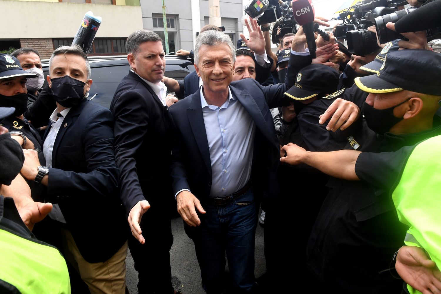 Mauricio Macri agredió a un periodista de C5N: Le "robó" el micrófono y lo tiró al piso